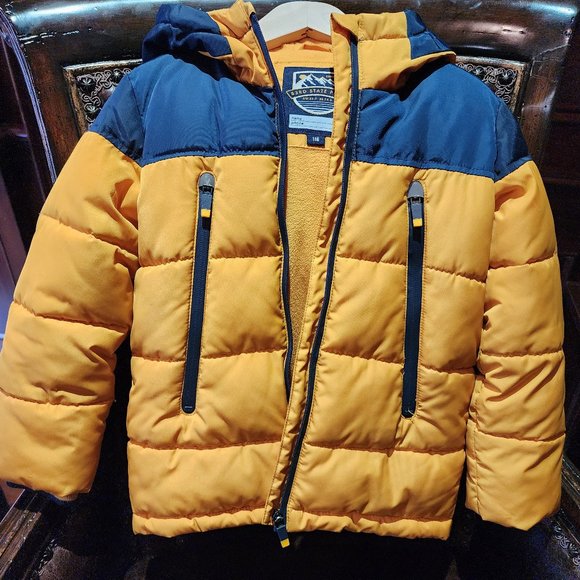 Lightly used Boys puffer jacket - Picture 2 of 6